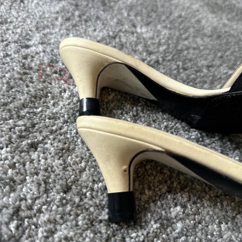 CHANEL Beige and Black heels - Picture 5 of 6